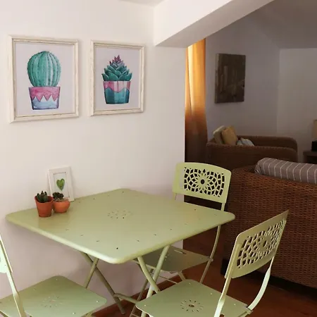 Iris Apartment *