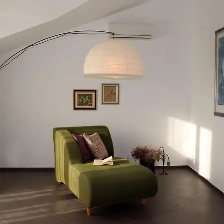 Iris Apartment *