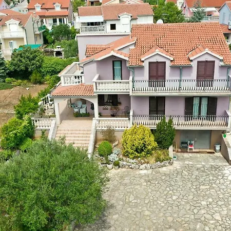 Iris Apartment *